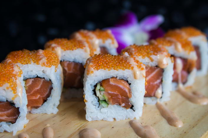 DMA18. Spicy salmon maki