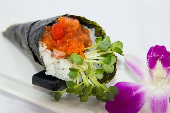HR10. Spicy akami hand roll