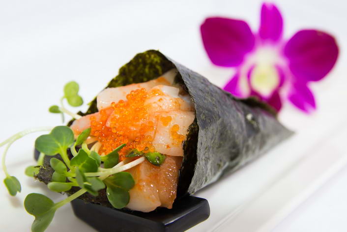 HR6. Spicy hotate hand roll