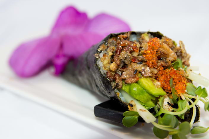 HR7. Salmon skin hand roll