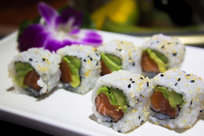 MA20. Avocado salmon maki